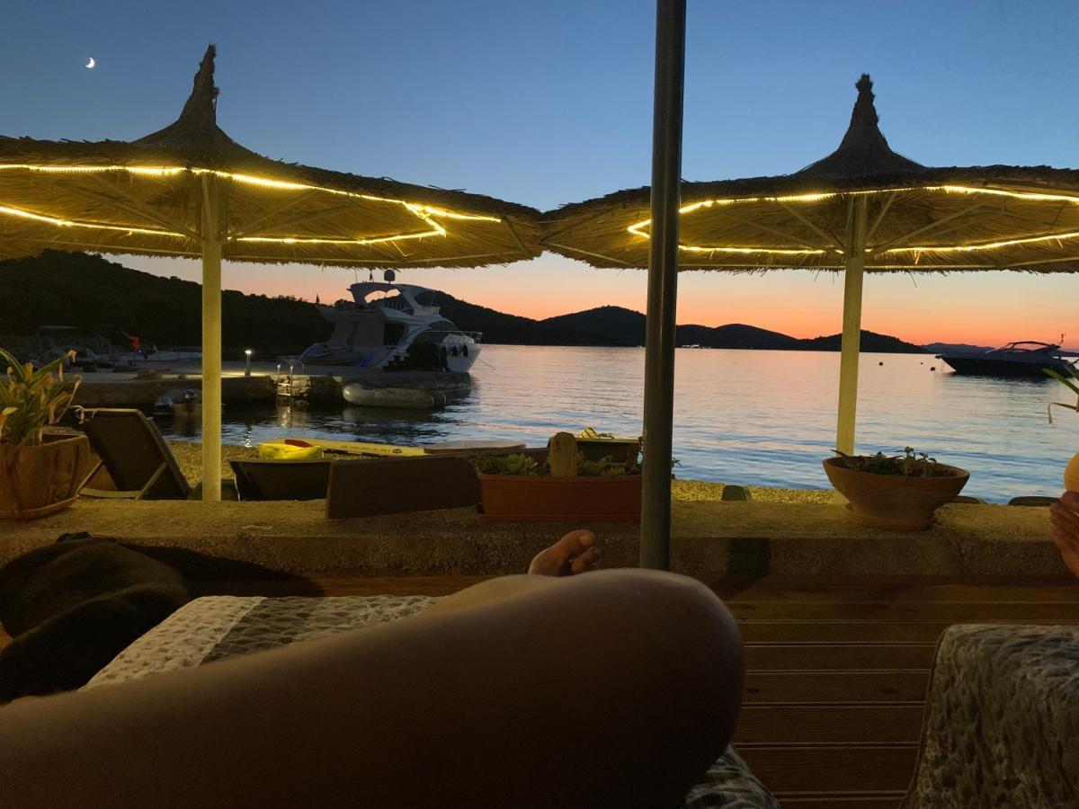 Beach House Hela - Resort & Tavern Bain, Free Transport, Pool, Island Of Zut - Kornati Pristanisce ภายนอก รูปภาพ