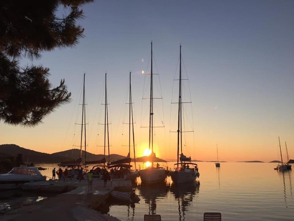 Beach House Hela - Resort & Tavern Bain, Free Transport, Pool, Island Of Zut - Kornati Pristanisce ภายนอก รูปภาพ