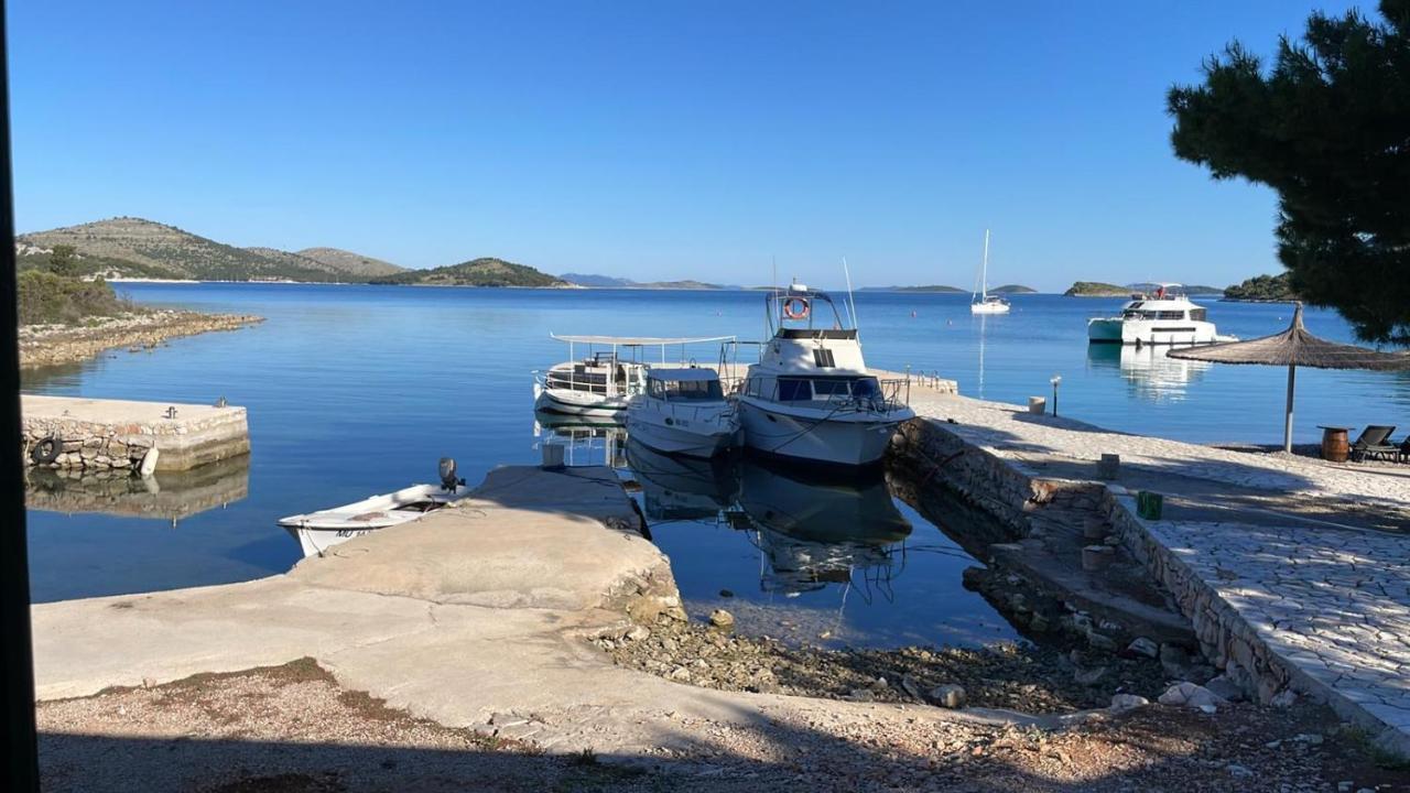 Beach House Hela - Resort & Tavern Bain, Free Transport, Pool, Island Of Zut - Kornati Pristanisce ภายนอก รูปภาพ