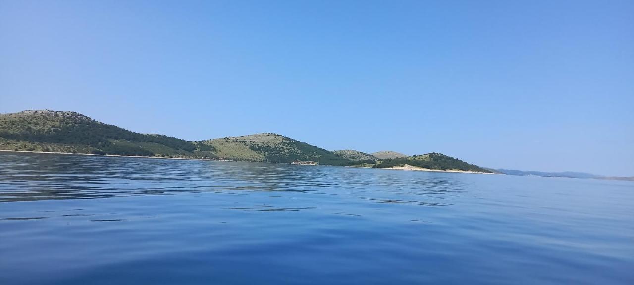 Beach House Hela - Resort & Tavern Bain, Free Transport, Pool, Island Of Zut - Kornati Pristanisce ภายนอก รูปภาพ