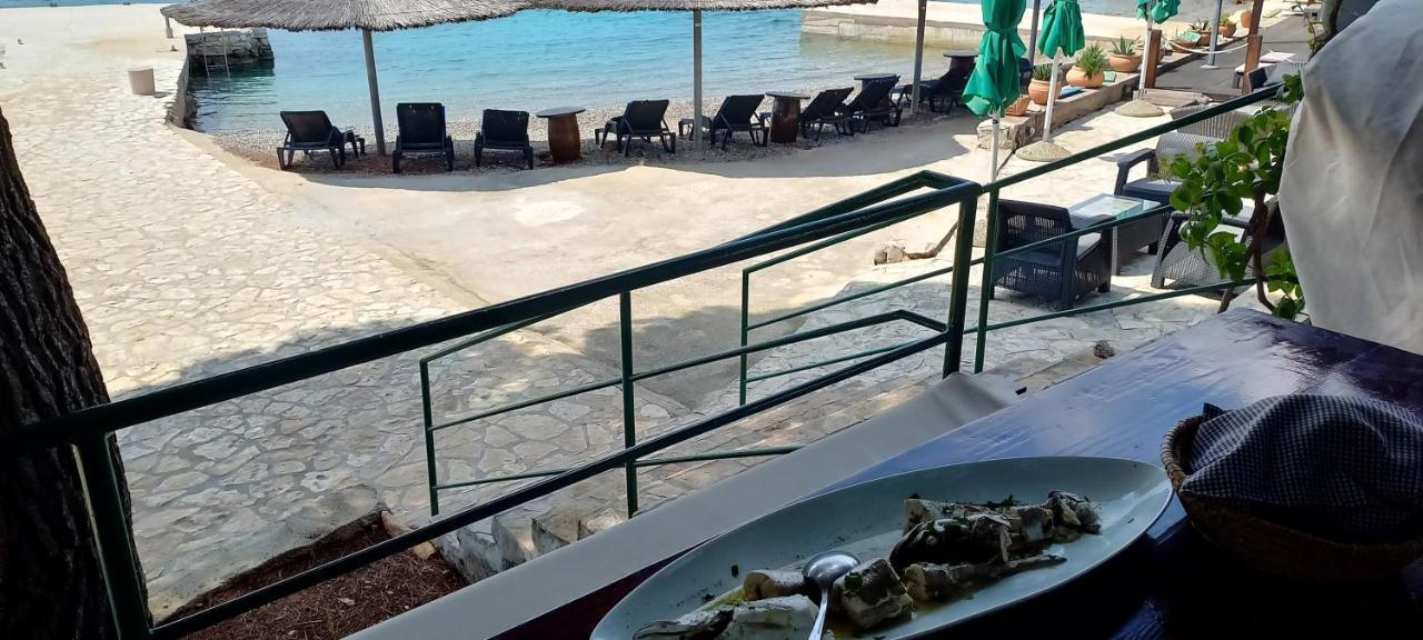 Beach House Hela - Resort & Tavern Bain, Free Transport, Pool, Island Of Zut - Kornati Pristanisce ภายนอก รูปภาพ