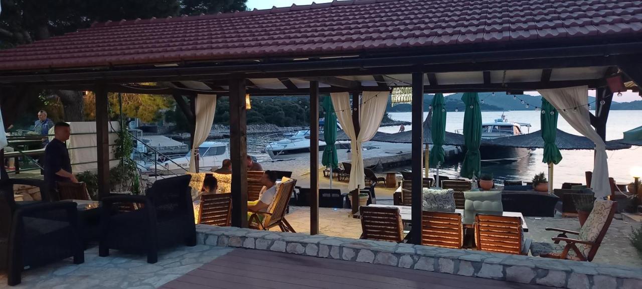 Beach House Hela - Resort & Tavern Bain, Free Transport, Pool, Island Of Zut - Kornati Pristanisce ภายนอก รูปภาพ