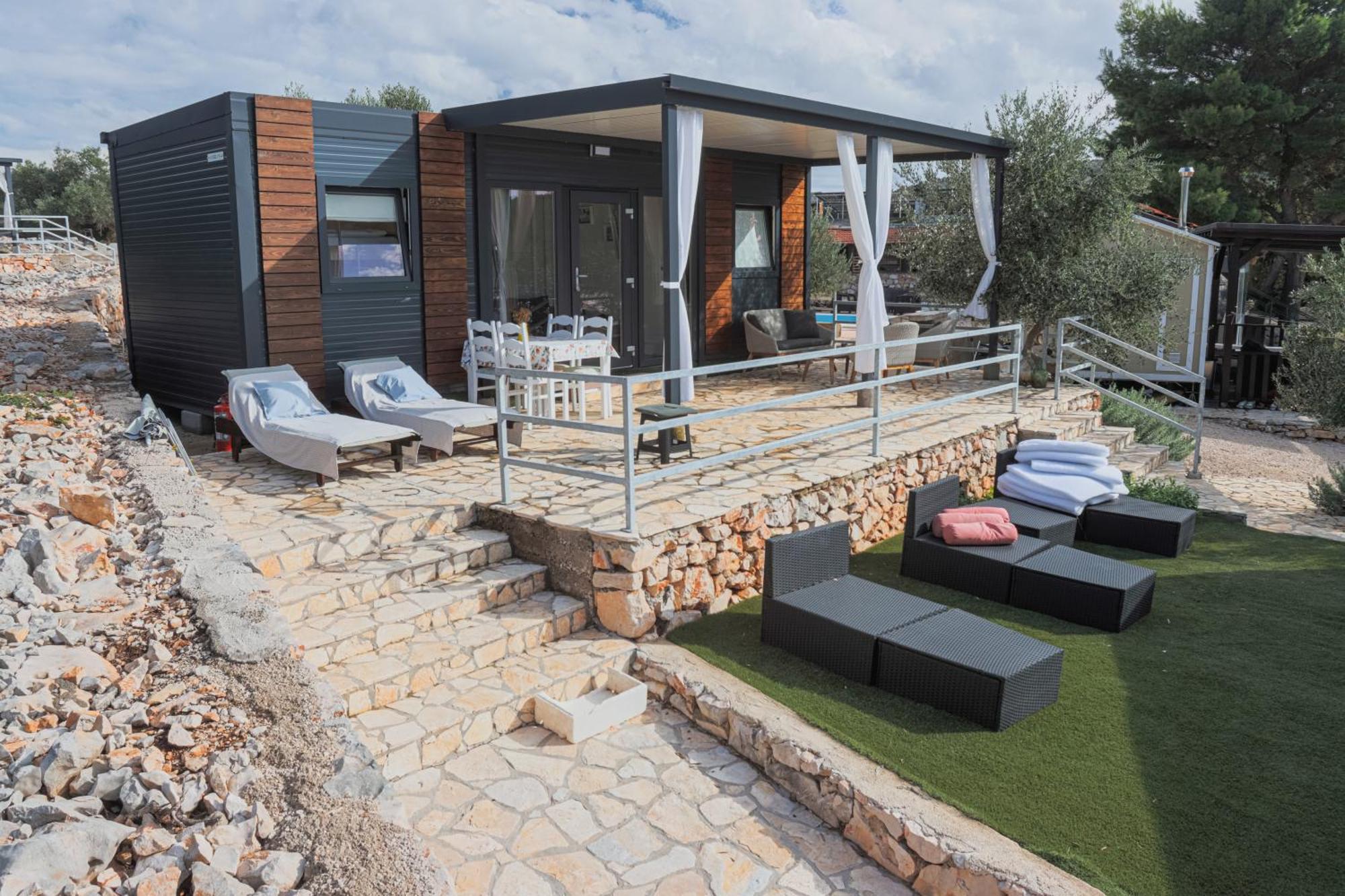 Beach House Hela - Resort & Tavern Bain, Free Transport, Pool, Island Of Zut - Kornati Pristanisce ภายนอก รูปภาพ
