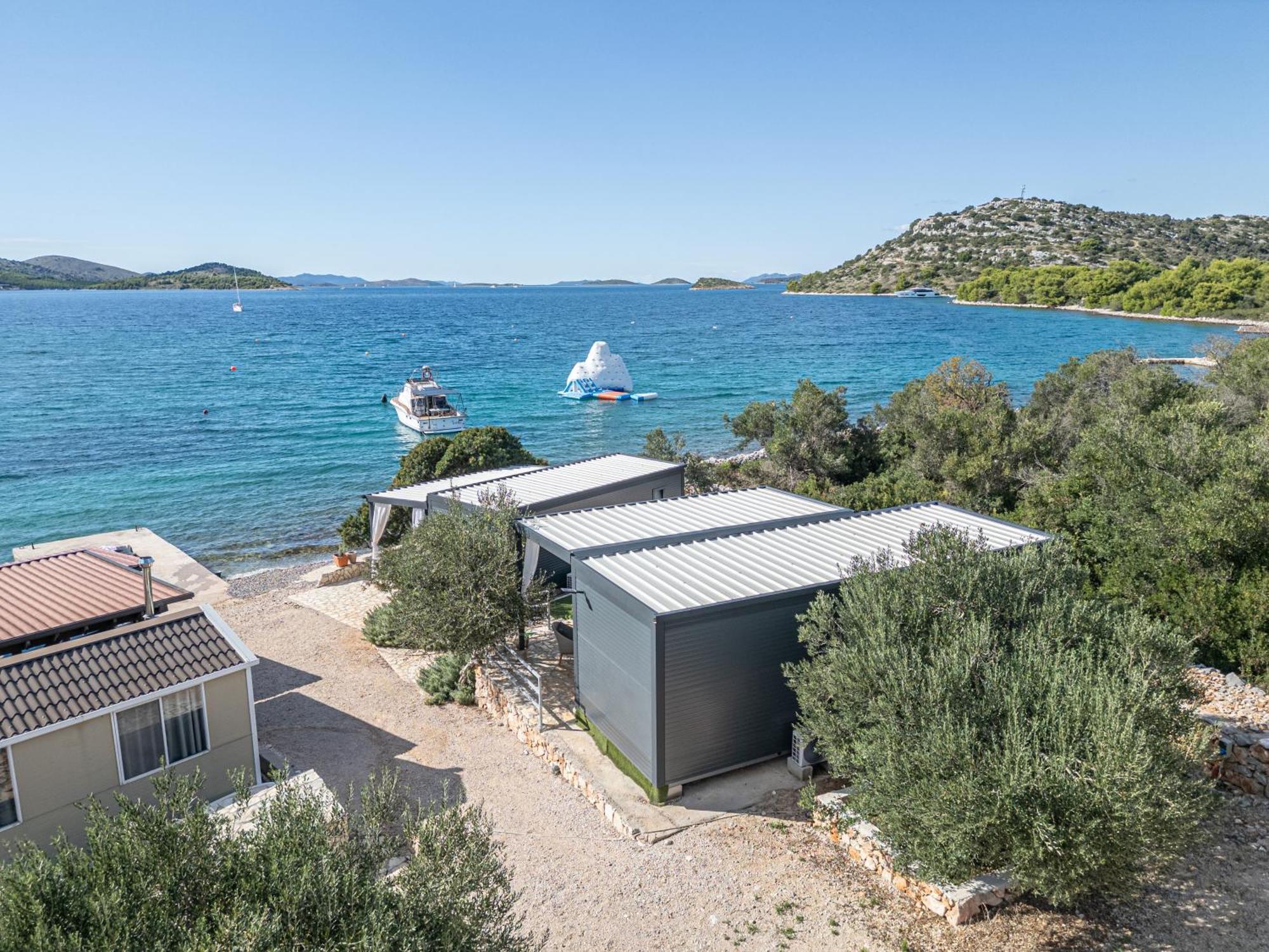 Beach House Hela - Resort & Tavern Bain, Free Transport, Pool, Island Of Zut - Kornati Pristanisce ภายนอก รูปภาพ