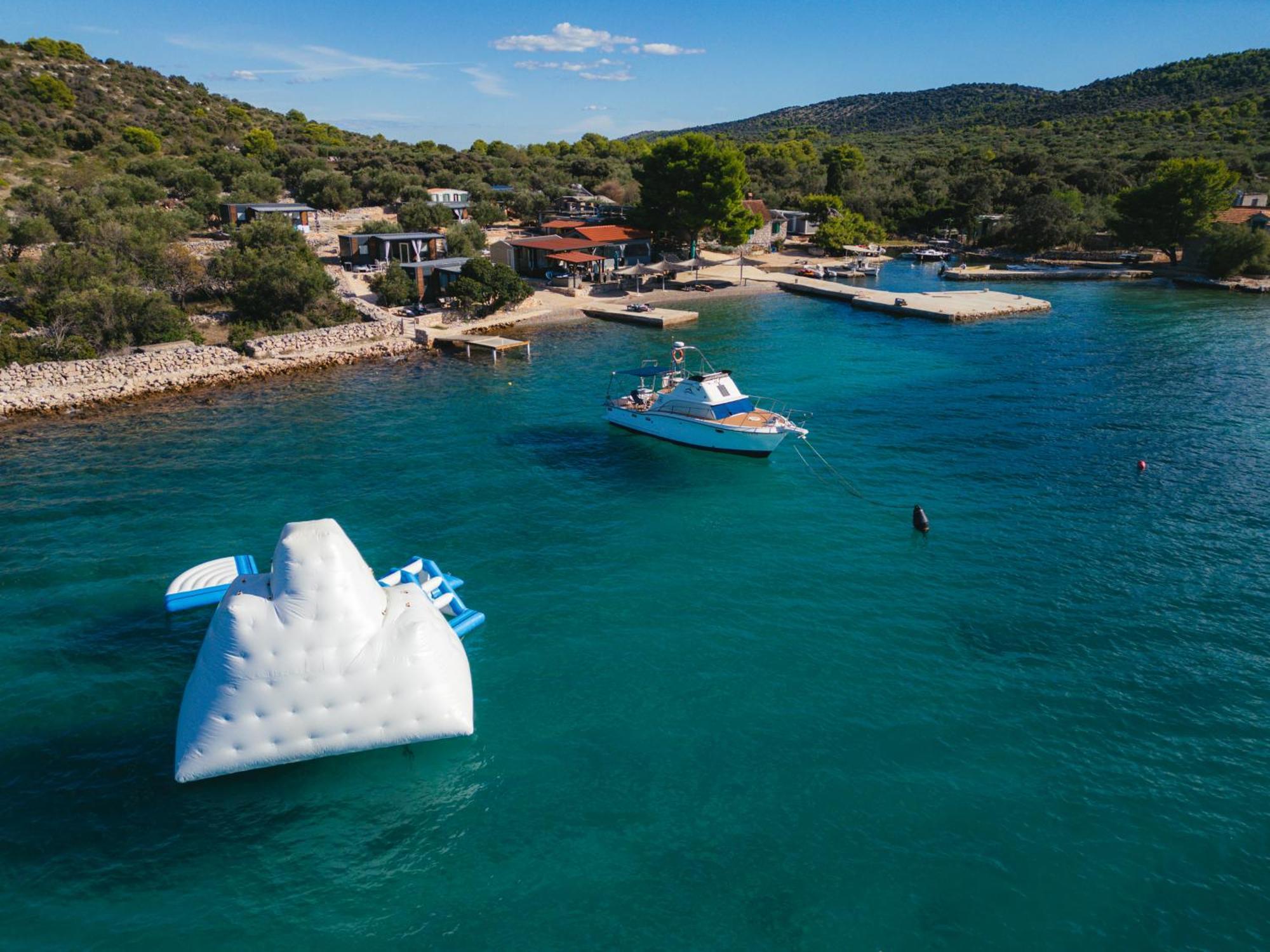 Beach House Hela - Resort & Tavern Bain, Free Transport, Pool, Island Of Zut - Kornati Pristanisce ภายนอก รูปภาพ